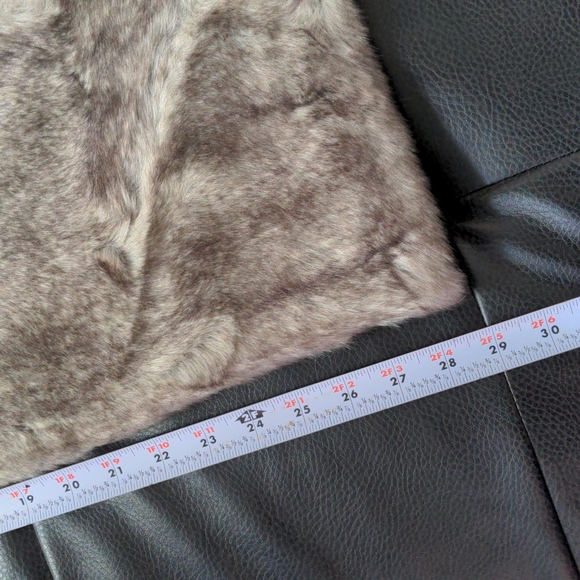 NWOT 🧣Reversible faux fur scarf - Picture 2 of 8